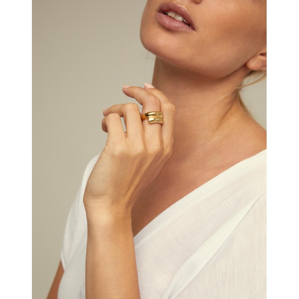 Anillo Unode50 bañado en oro de 18k con forma tubular cerrado al centro